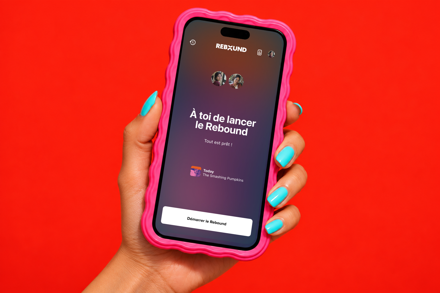 Lancement d’un Rebound sur un iPhone à coque rose tenu à la main